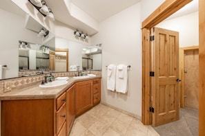 Combined shower/tub, jetted tub, hair dryer, towels