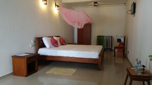 Desk, rollaway beds, free WiFi, bed sheets - Dasa Beach View (Koggala)