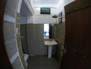 Regadera, batas, bidet, toallas 