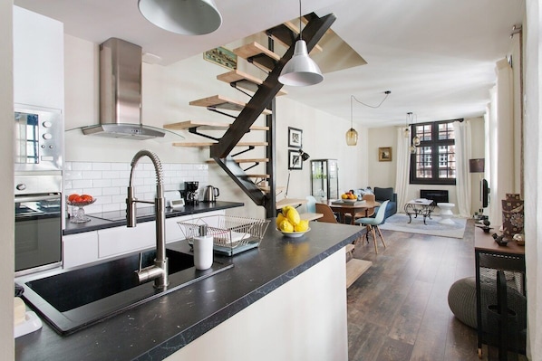 Réfrigérateur, micro-ondes, four, plaque de cuisson