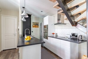 Réfrigérateur, micro-ondes, four, plaque de cuisson