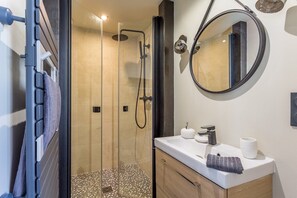 Een douche, een haardroger, handdoeken, toiletpapier
