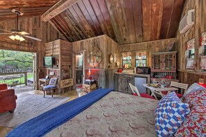 Iron/ironing board, Internet, bed sheets - Snuggle Inn Wimberley Cabin w/ Fire Pit + Deck (Wimberley)
