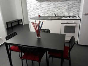 Frigorifero, forno, piano cottura, macchina per tè/caffè