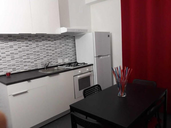 Fridge, oven, stovetop, coffee/tea maker