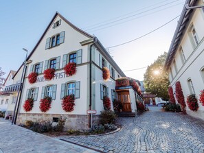 A building with multiple windows and a sign that reads "Fleureisen". - Double room small (with balcony) - Brewery-Gasthof Pfister (Eggolsheim)