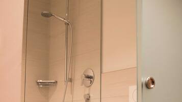 Douche, sèche-cheveux, serviettes fournies