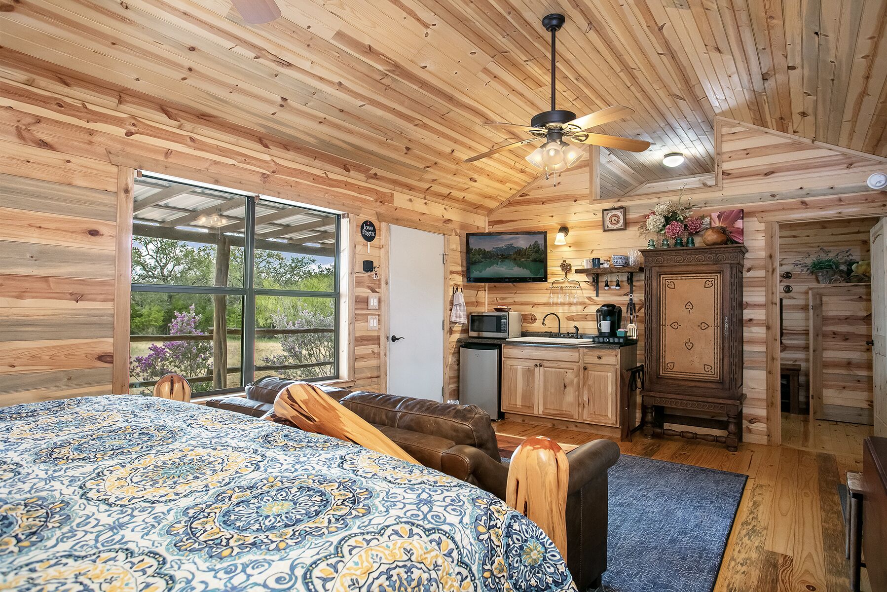 Een strijkplank/strijkijzer, gratis wifi, beddengoed