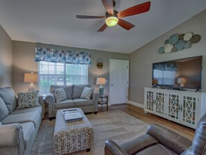 TV, DVD player, books - Beautiful Golf Front 3-2 on Glenview. Cable , WI-FI , Passes and Golf Cart !! (The Villages)