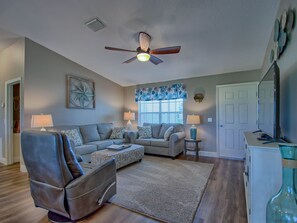 Télévision, lecteur de DVD, livres