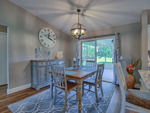 Dining - Beautiful Golf Front 3-2 on Glenview. Cable , WI-FI , Passes and Golf Cart !! (The Villages)