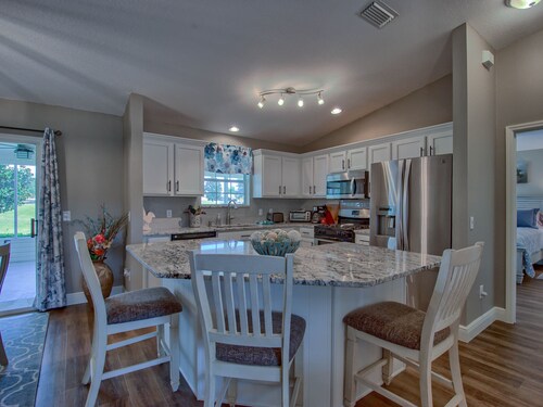 Beautiful Golf Front 3-2 on Glenview. Cable , WI-FI , Passes and Golf Cart !!