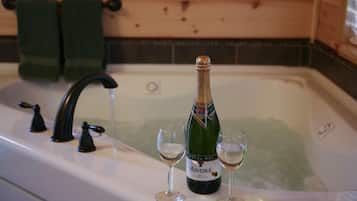 Een bad, een bubbelbad, een haardroger, handdoeken