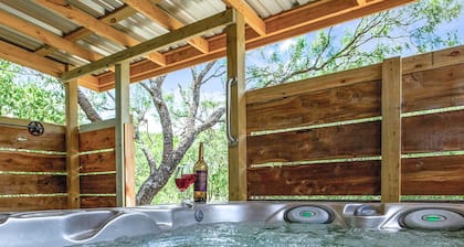 Whitetail Oaks Texas Star Cabin | Hill Country Views | Whirlpool Tub | Fire pit | NO PETS