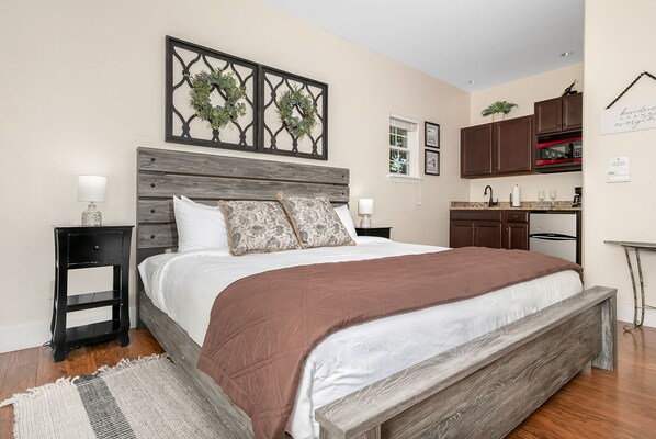 Tabla de planchar con plancha, wifi gratis y ropa de cama 