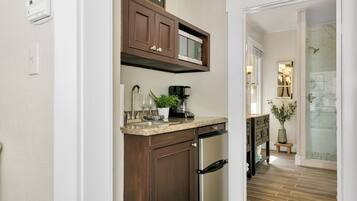 Refrigerador, microondas, cafetera/tetera