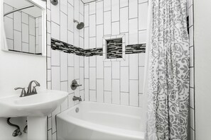 Combined shower/bathtub, hair dryer, towels - Apple Park | 3/2 In Town | Sleeps 8 | Large Private Backyard (Fredericksburg)