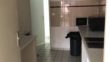 Micro-ondes, four, cafetiĂšre/bouilloire