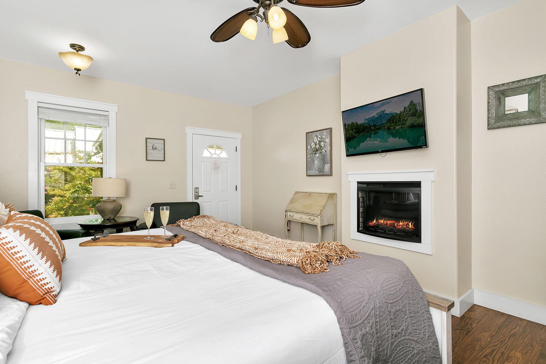 Main Street Retreat Making Memories | King Bed | In Town | Shared Hot Tub/Pool