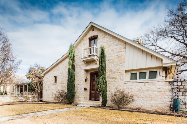 Exterior - Bella Manor Carriage Suite | King Bed | Walk to Main | Street Parking Only (Fredericksburg)