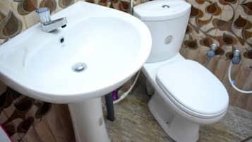 Douche, douche à « effet pluie », serviettes fournies