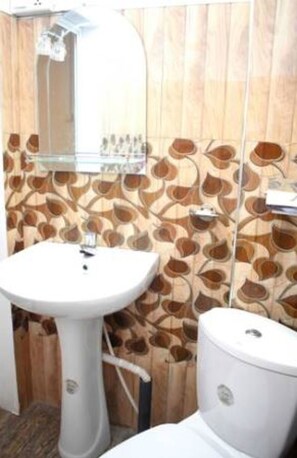 Dusj, regndusjhode og håndklær