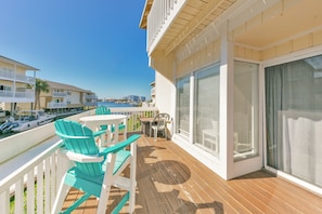 Outdoor dining - Pet-friendly, Walk to Beach! Sandpiper Cove 1025! (Destin)