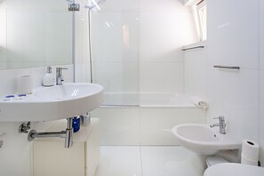 Badewanne, Haartrockner