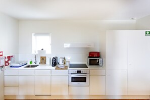 Kylskåp, mikrovågsugn, ugn och spishäll