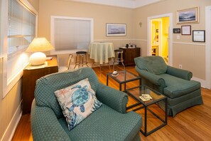 Smart TV, fireplace, DVD player, books - on 11th (Seaside)