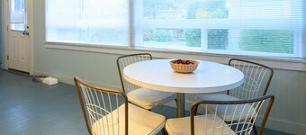 Kids welcome! Ms PacMan Arcade 1 blk to beach, King bed, sun porch, Pack 'n Play