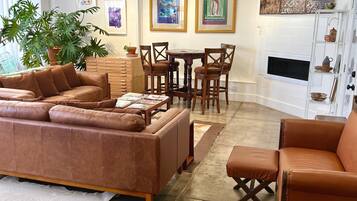 Smart TV, fireplace, stereo