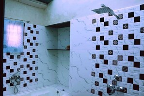 Duschwanne, Bidet, Handtücher, Seife