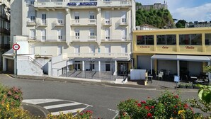 Un hotel llamado "HOTEL MARQUETTE" con un letrero que indica disponibilidad de estacionamiento para vehículos de 3.5 toneladas.