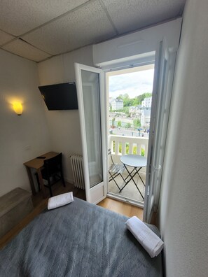 Double Room | Desk, laptop workspace, iron/ironing board, free WiFi - Hôtel Marquette (Lourdes)