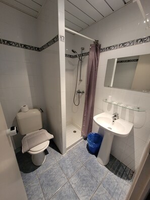 Habitación triple familiar | Baño | Ducha, toallas, jabón y champú