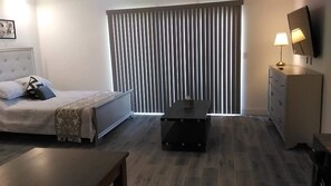 1 soverom, skrivebord, strykejern/-brett og wi-fi (inkludert)