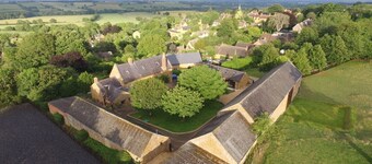 Luksus Barn ombygning i landsby gård omgivelser.