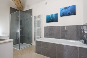 Bathtub, hair dryer, towels, soap - Luxury Barn conversion in village farm setting. (Banbury)