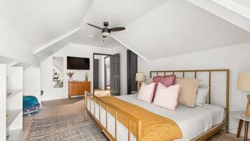 1 habitación, escritorio, tabla de planchar con plancha y cuna de viaje