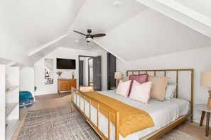 1 bedroom, desk, iron/ironing board, travel cot - Five Points Jewel • Charming 100-Year-Old Cottage, Walk to Eastside Hotspots (Nashville)