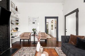 Smart TV, books - Five Points Jewel • Charming 100-Year-Old Cottage, Walk to Eastside Hotspots (Nashville)