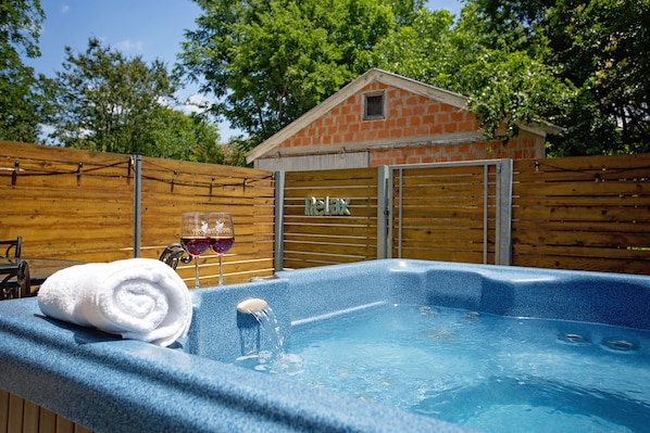 Outdoor spa tub