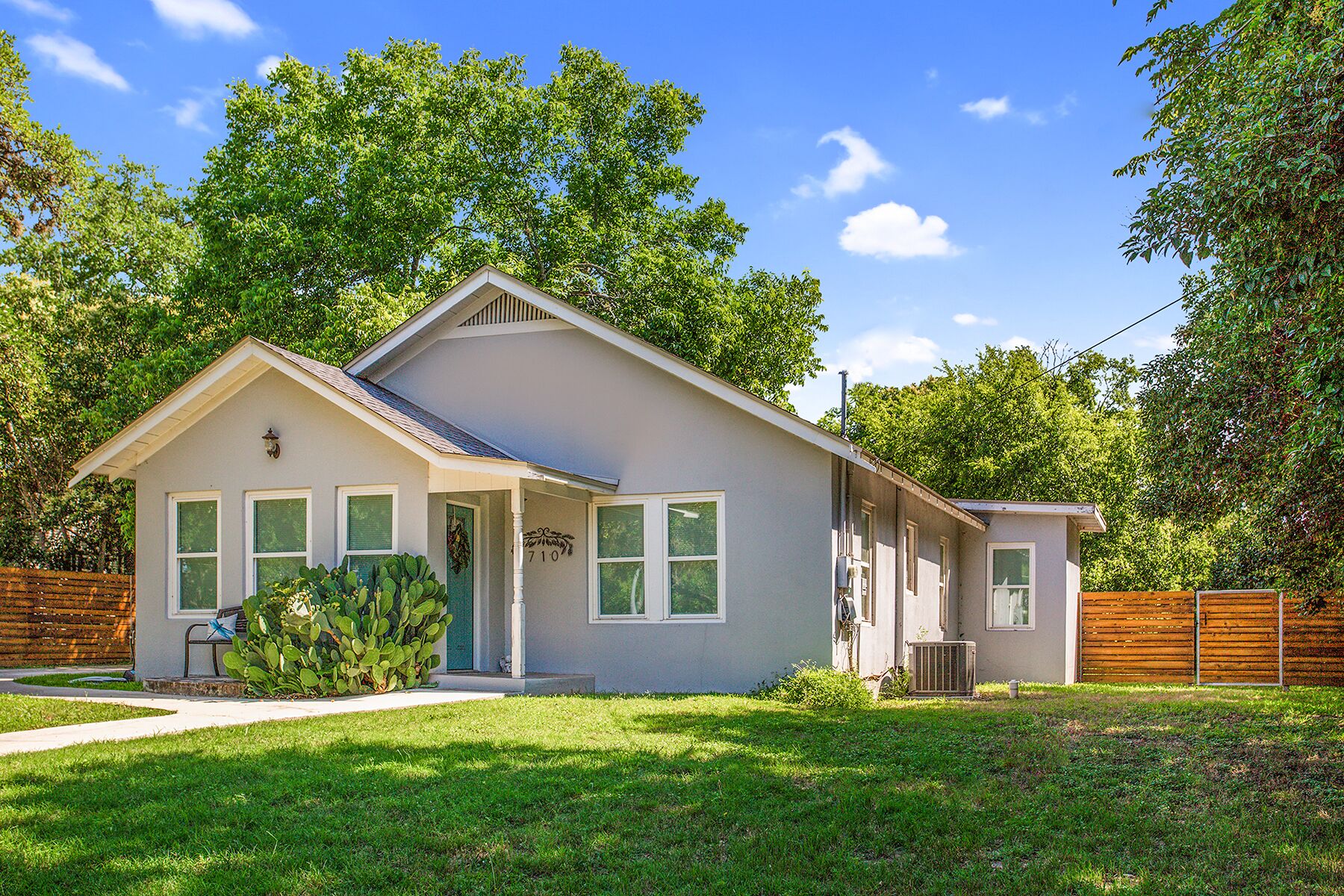 Silver Lining Cottage | 2/1, In Town, Hot Tub, Pet Friendly w/ fee