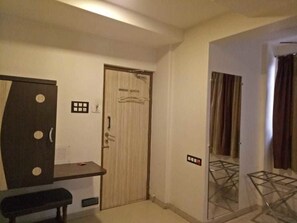 In-room safe, desk, free WiFi - Hotel Navi Mumbai (Navi Mumbai)