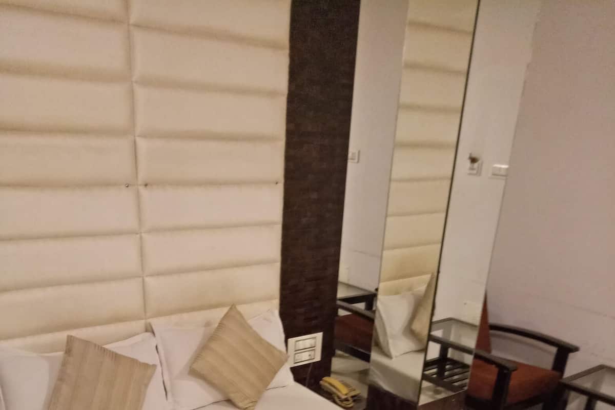 Deluxe Double Room N/AC | Cofres nos quartos, escrivaninha, Wi-Fi de cortesia