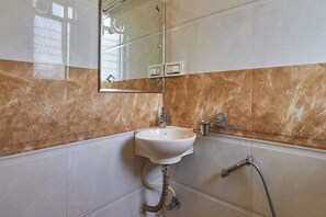 Shower, perlengkapan mandi gratis,  dan handuk