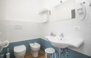 Kamar Double atau Twin Deluks, balkon | Kamar mandi | Shower, pancuran hujan, pengering rambut, dan jubah mandi
