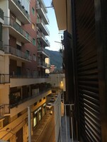 Un edificio de varios pisos con balcones y una tienda en la planta baja.