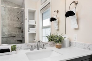 Combined shower/tub, hair dryer, towels